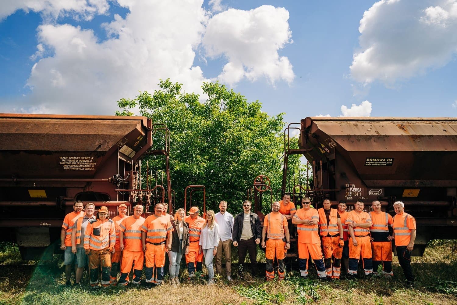 Zespół MK-RAIL Logistics przed wagonami