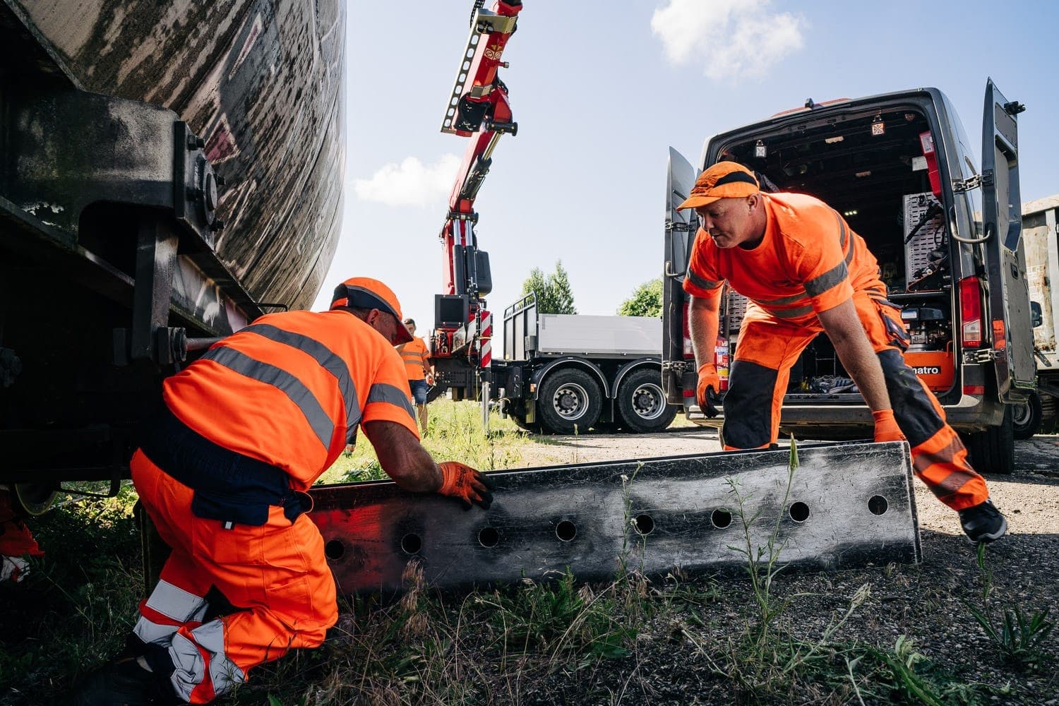 Pracownicy MK-RAIL podczas mobilnej naprawy wagonu