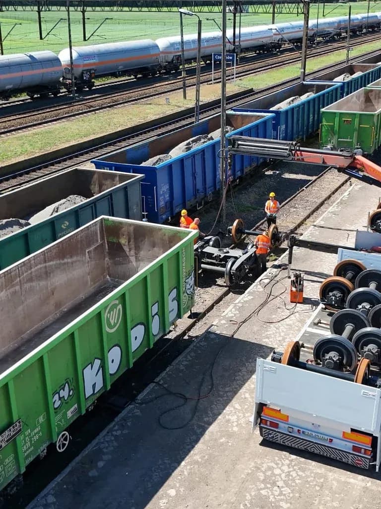Widok z góry na wagony i zestawy kołowe na bocznicy
