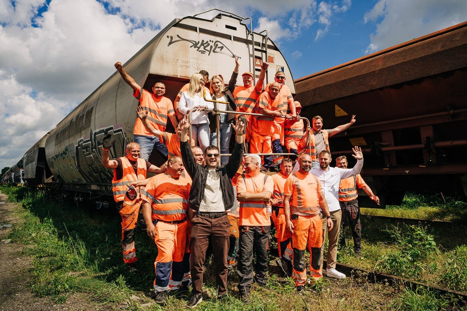 Zespół MK-RAIL Logistics przy wagonach
