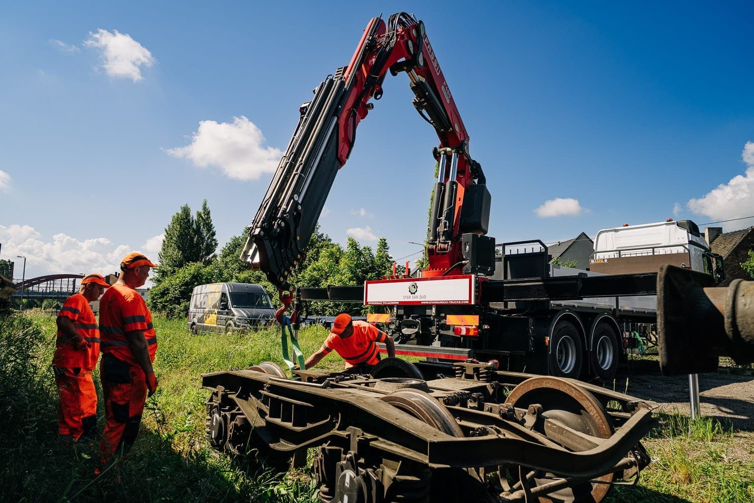 Brygada MK-RAIL Logistics przy ciężarówce z HDS
