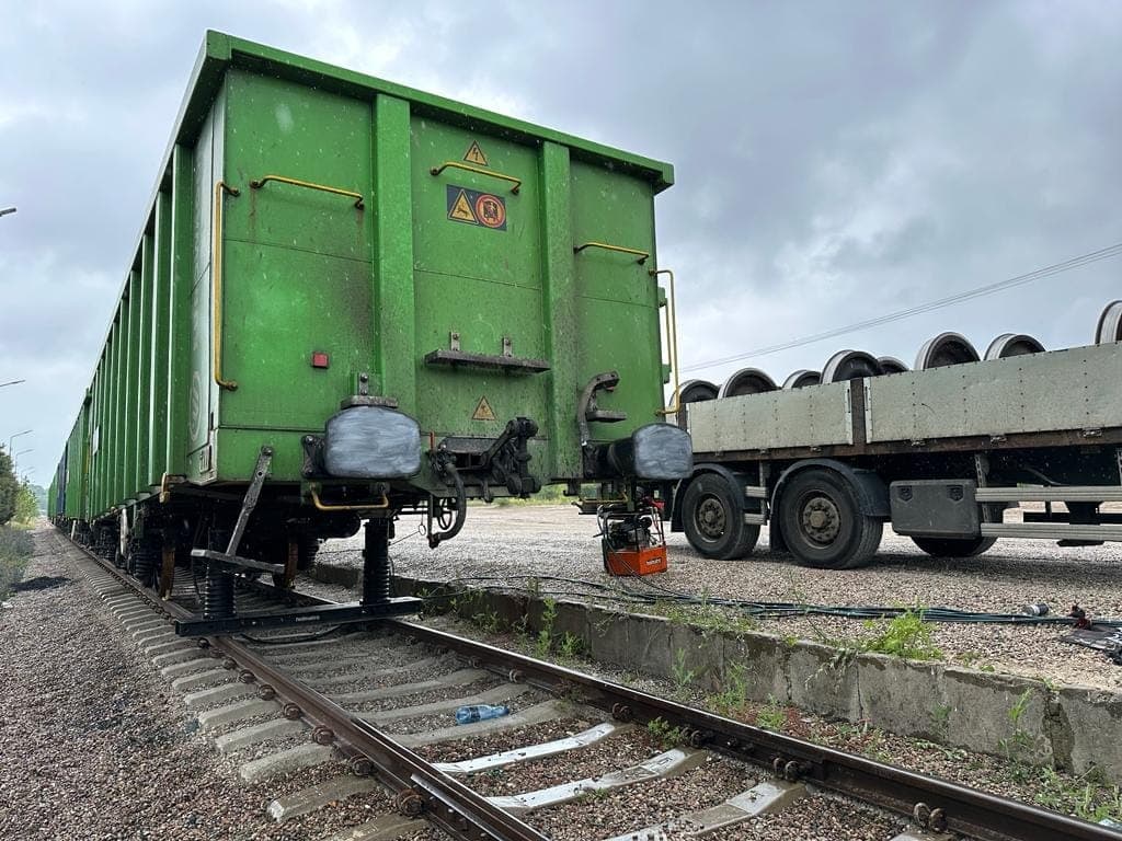 Wagon towarowy na bocznicy